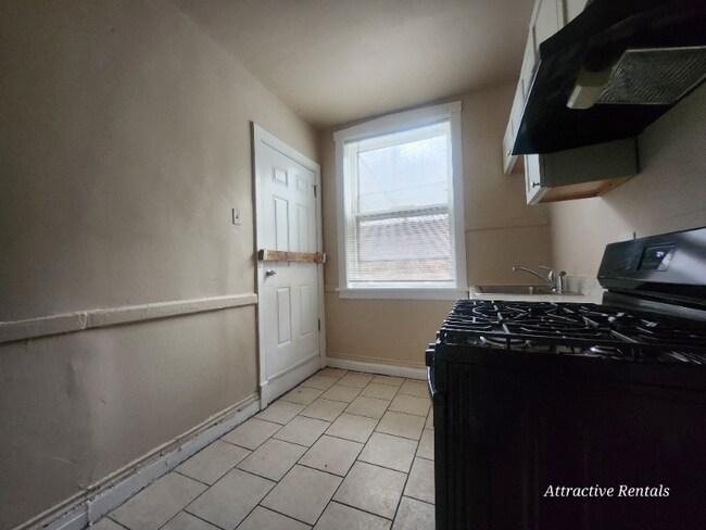 Building Photo - 1158 S Mason Ave