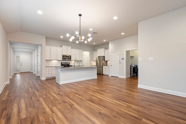 Building Photo - Beautiful 3 bedroom, 2.5 bathroom home in Summerrow Condos!!!