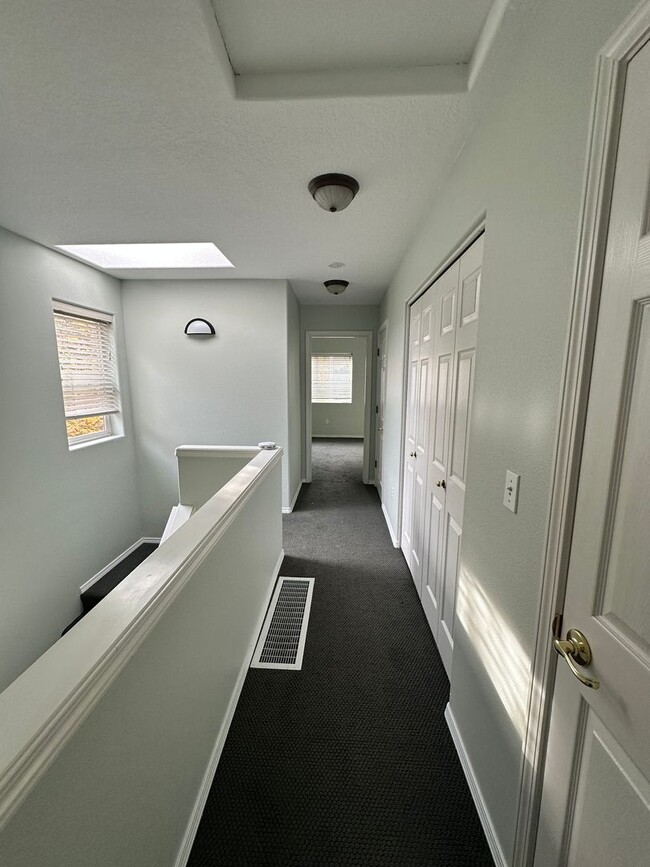 Building Photo - 2 Bed, 2 1/2 Bath townhome close to the River!