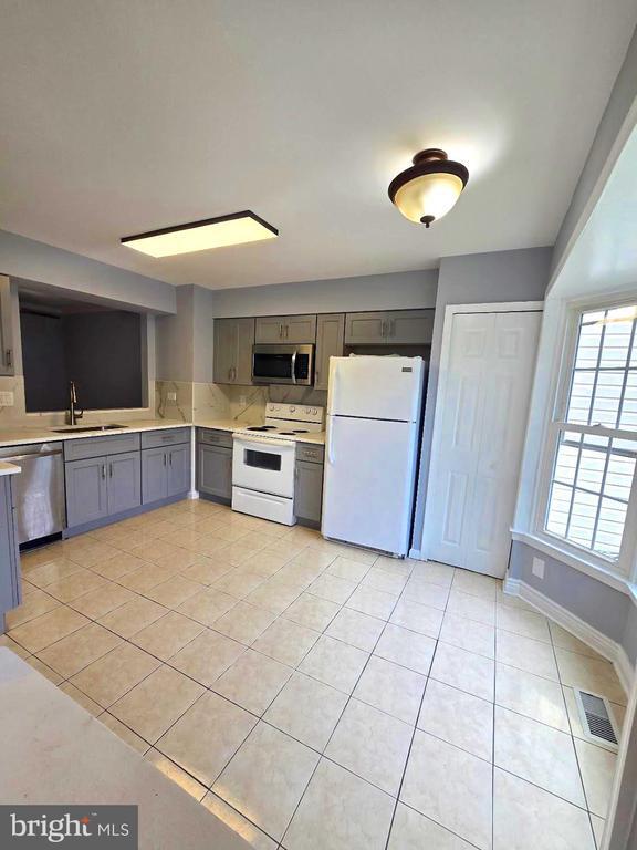 Building Photo - 14006 Betsy Ross Ln