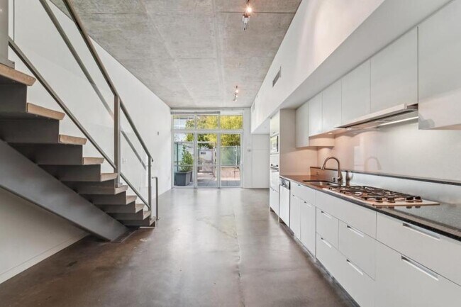 Building Photo - 1 bedroom in Seattle WA 98109
