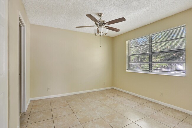 Building Photo - 832 Twin Lakes Dr