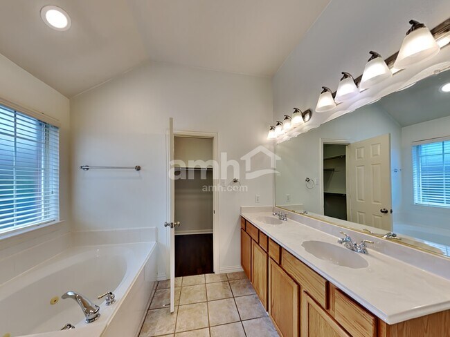 Building Photo - 6213 Richmond Dr