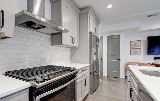 Building Photo - Glover Park Beauty with Parking