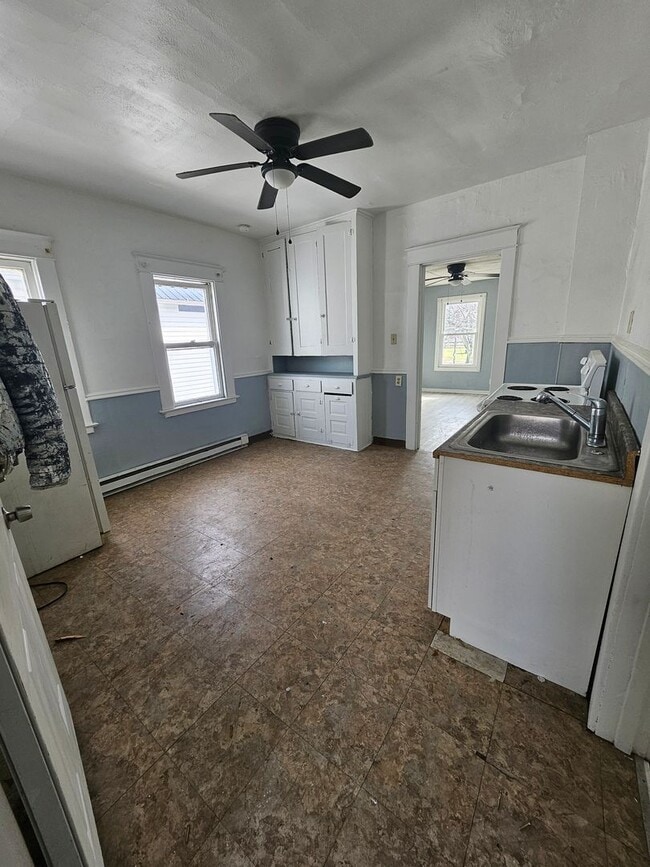 Building Photo - Upper 2 bedroom unit lower east side