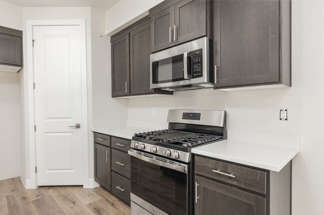 Building Photo - Pet Friendly! - Charming 3 Bedroom Townhome