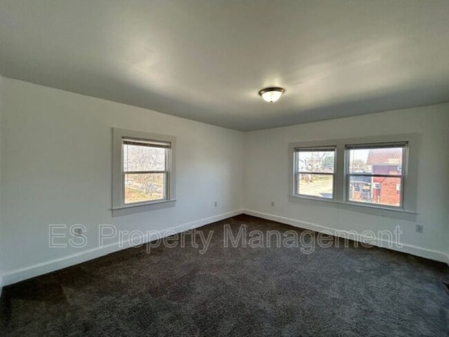 Building Photo - 2960 N Park Ave