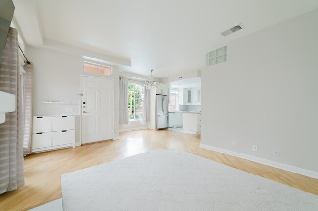 Building Photo - 3547 Cameo Dr