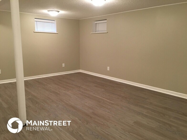 Building Photo - 1006 SW Lakeview Blvd