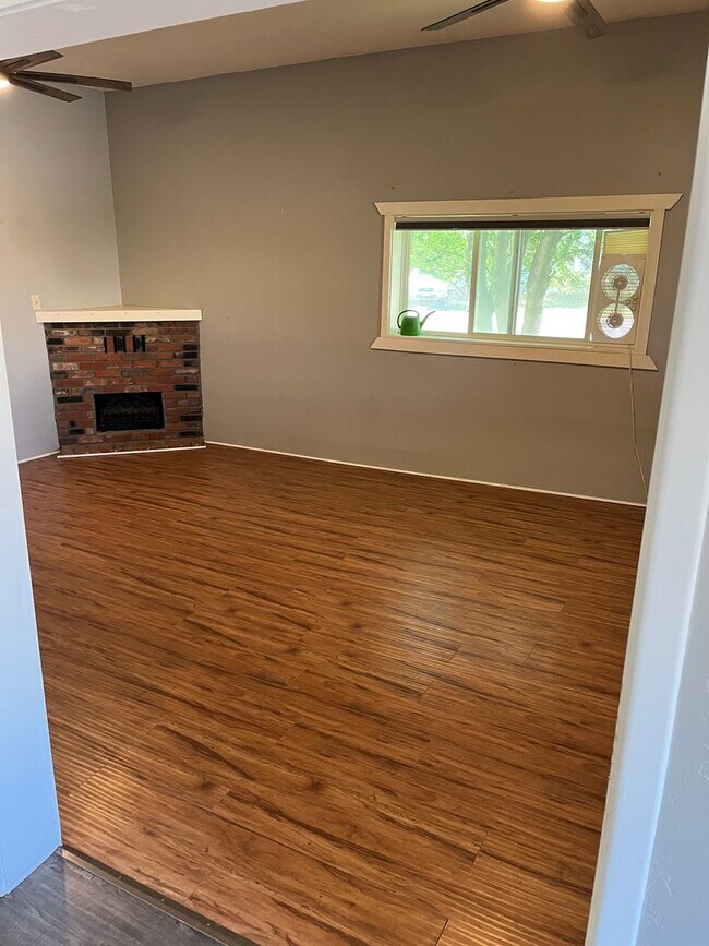 Building Photo - 3-bedroom 2 bath Corner Lot