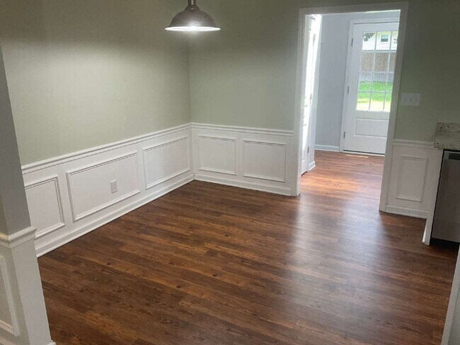 Building Photo - "Charming 3-Bedroom Haven with 2 Full Bath...