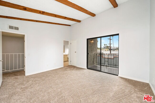 Building Photo - 1425 Centinela Ave