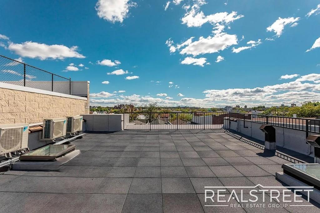 Building Photo - Charming 1-bedroom, 1.5 bath duplex apartment conveniently located near the Knickerbocker M stop at