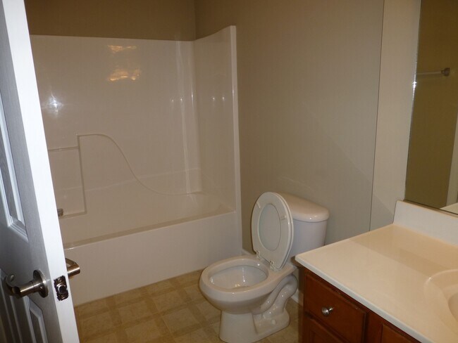 Building Photo - 3 bed, 2 bath, 2 car garage townhouse w/ b...