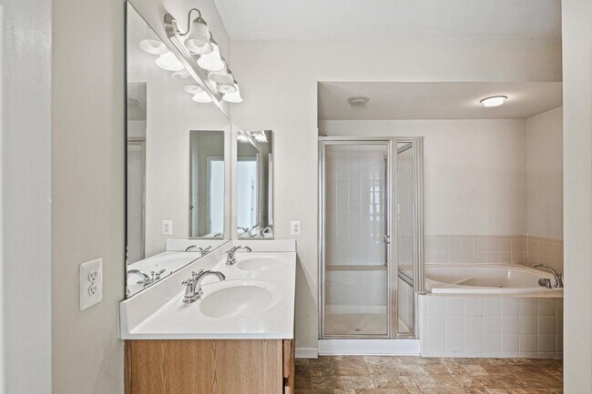 Building Photo - Exquisite brick-front duplex condo, ideall...