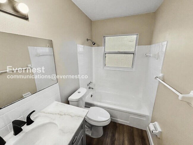 Building Photo - 2 Bed/1 Bath Townhome with Off-Street Parking / Pet-Friendly / Available Now!