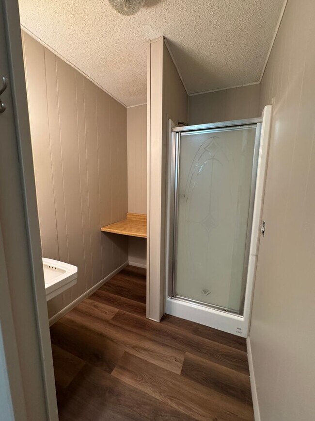 Building Photo - MOVE IN SPECIAL CALL NOW