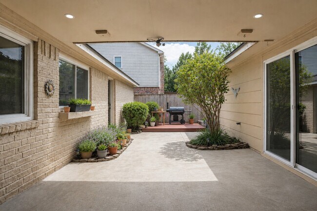 Building Photo - 17119 Mellow Ridge Dr