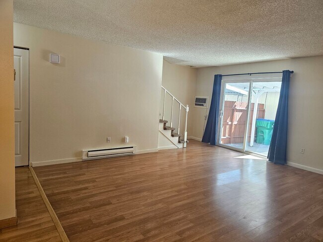 Building Photo - Southeast Reno Townhome - Close to Everyth...