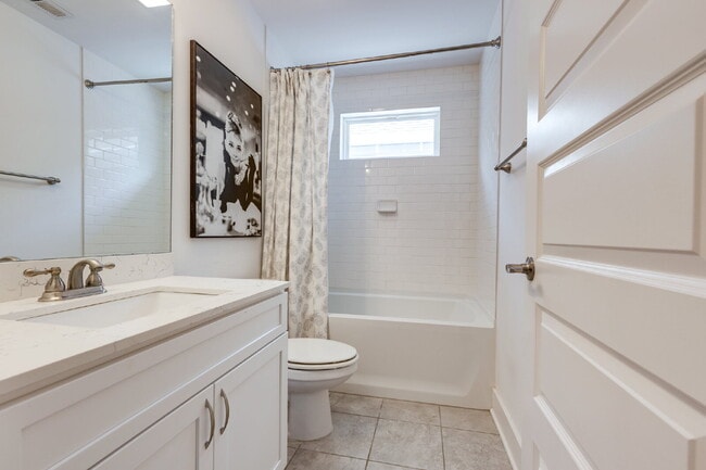 Building Photo - Convenient Nashville Rental Near Percy Pri...