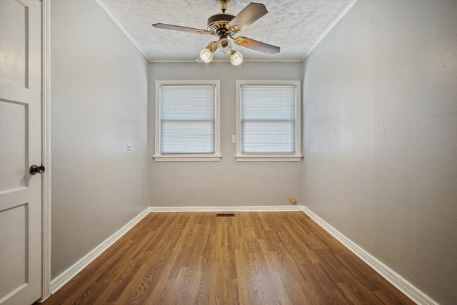 Building Photo - 433 Showalter Dr