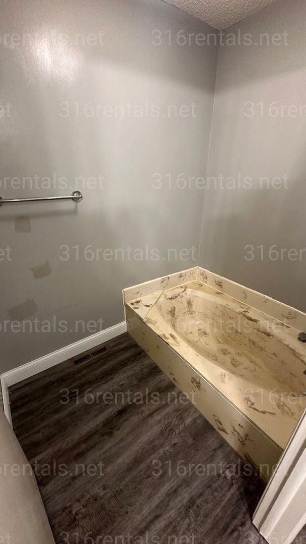 Building Photo - $1590 - 3 bedroom / 2.5 bathroom - Single ...