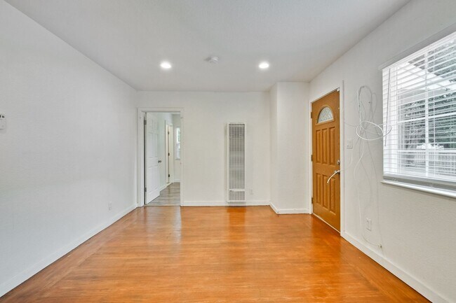 Building Photo - I Street