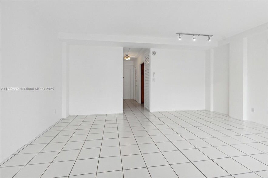 Building Photo - 1430 Brickell Bay Dr