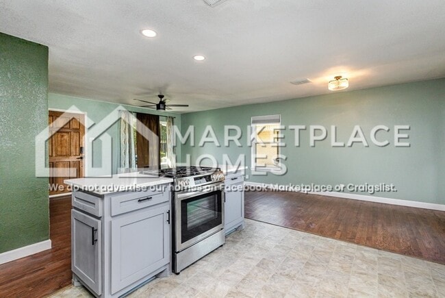 Building Photo - 9308 Lindaro Ln