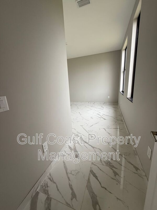 Building Photo - 1726 NE 13th St