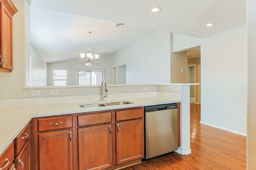 Building Photo - 1851 W Desert Canyon Dr