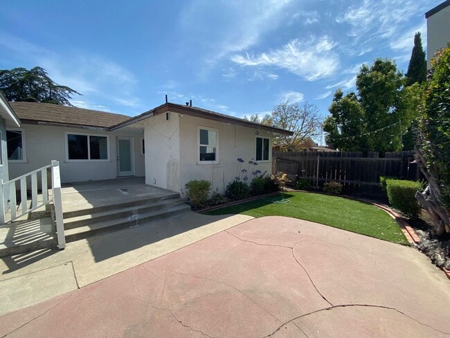 Building Photo - 4BD/3BA on Montezuma w/ Driveway Parking!