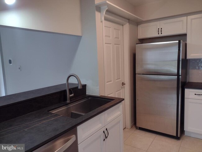 Building Photo - 83 Avon Ln