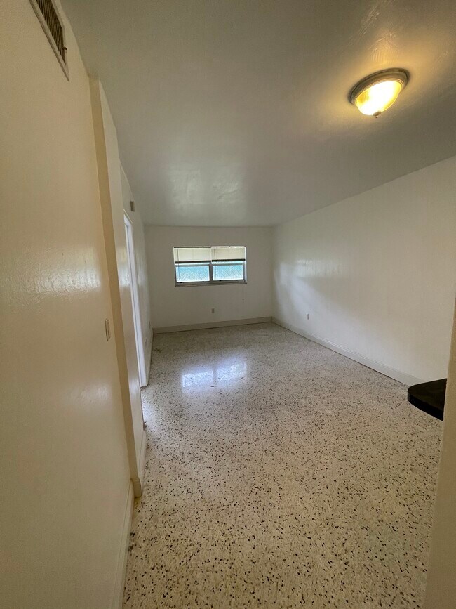 Building Photo - 665 NE 83rd Ter