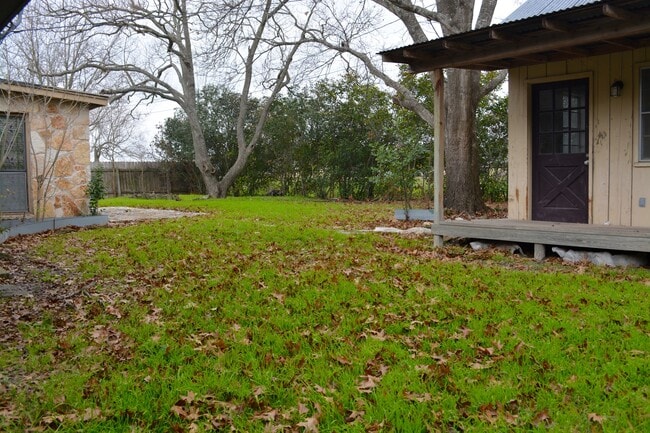 Building Photo - Spacious 4 Bedroom Home with multiple livi...