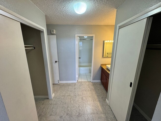 Building Photo - Updated 1 bed, 1 bath, 1 parking unit in K...