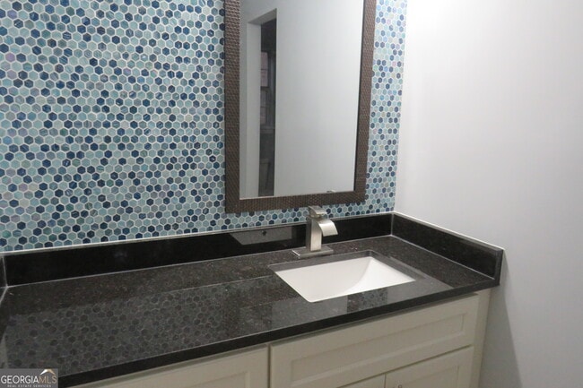 Building Photo - 2060 Bedford Ct