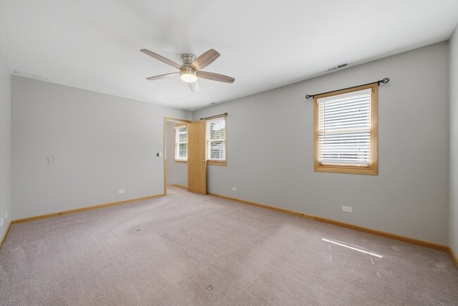 Building Photo - 586 S Hawthorne Ave
