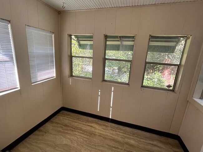 Building Photo - 1802 Lawn Ave