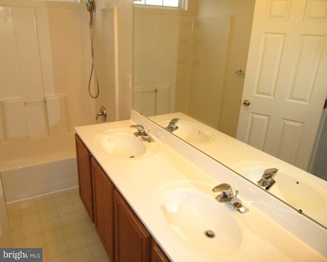 Building Photo - 136 Clear Creek Dr