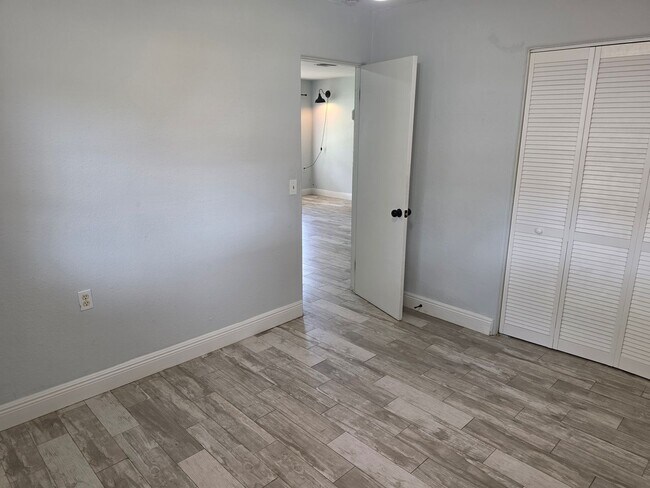 Building Photo - 2205 S Park Ave
