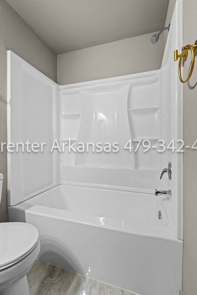 Building Photo - Beautifully renovated 3 bedroom, 2 bath | Fayetteville AR