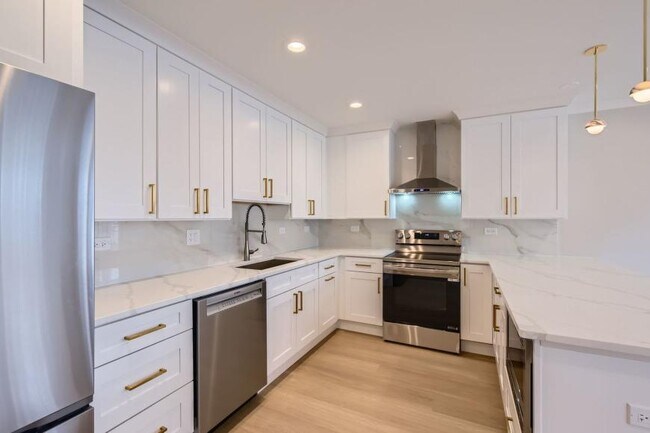 Building Photo - 0 bedroom in Chicago IL 60640