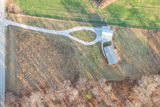 Building Photo - Pet Friendly Three Bedroom on Five Acres!