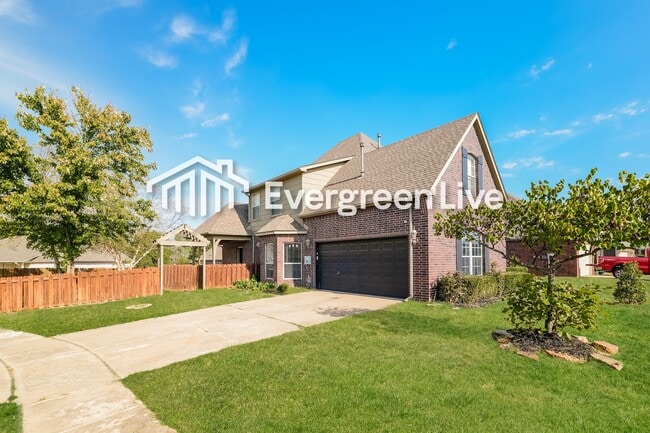 Building Photo - 1212 East Canton St S