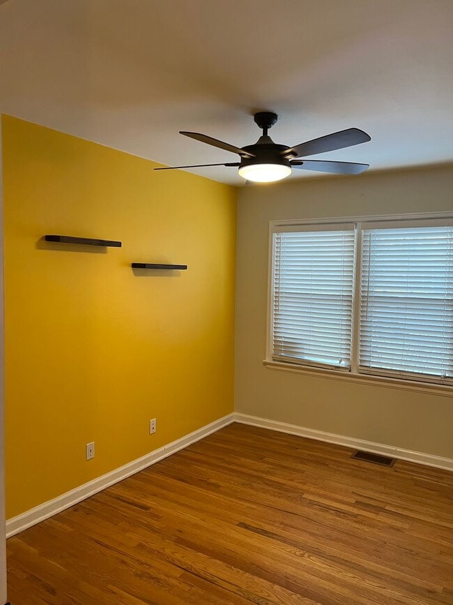 Building Photo - Fantastic Englewood Ranch