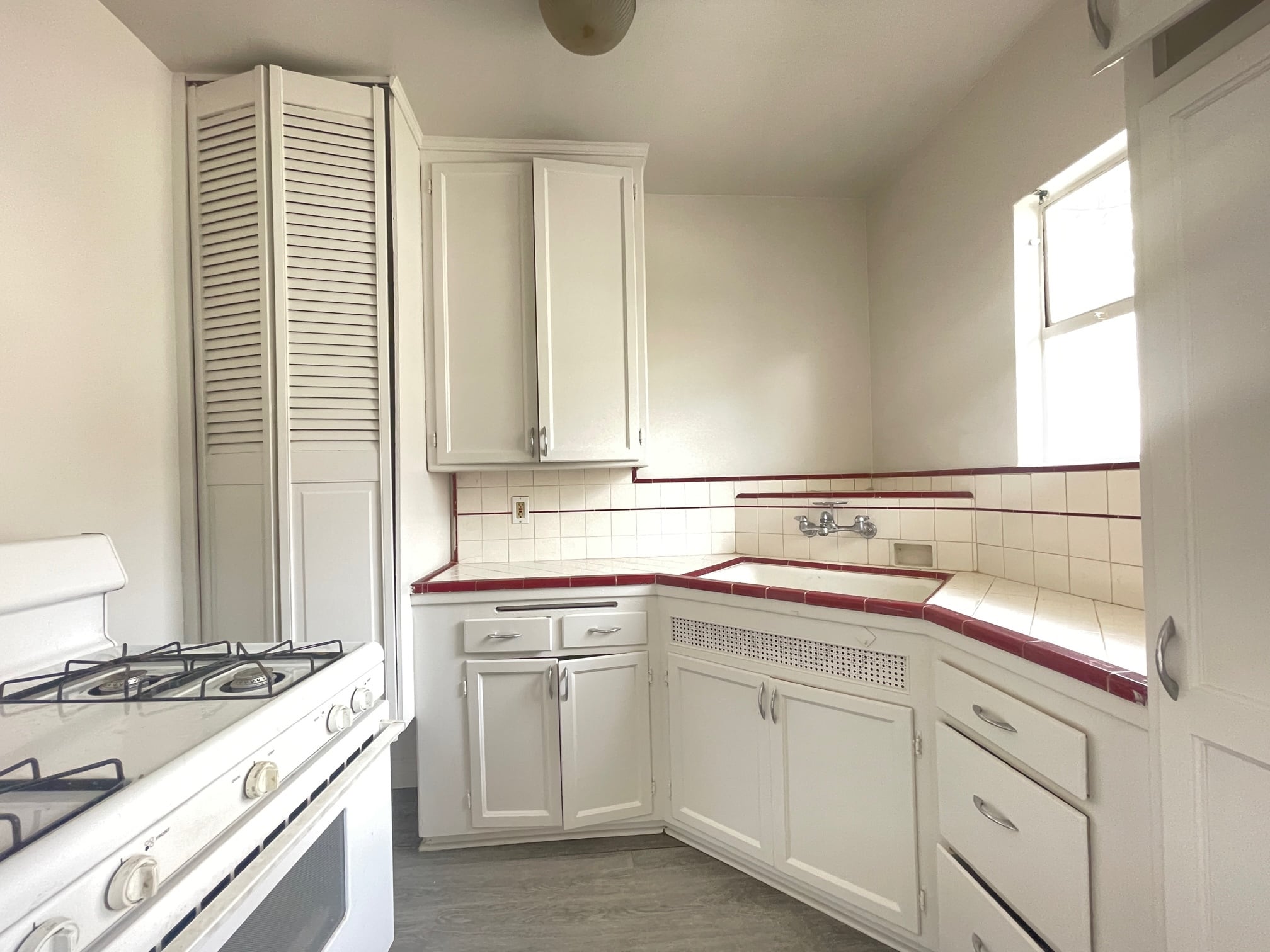 Building Photo - 525 E Valencia Ave