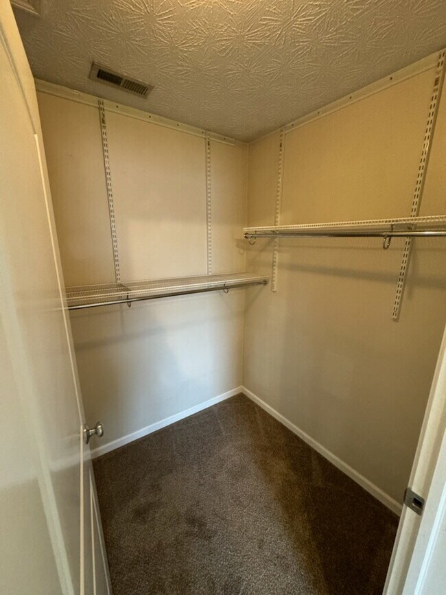 Building Photo - 2 Bedroom Townhome