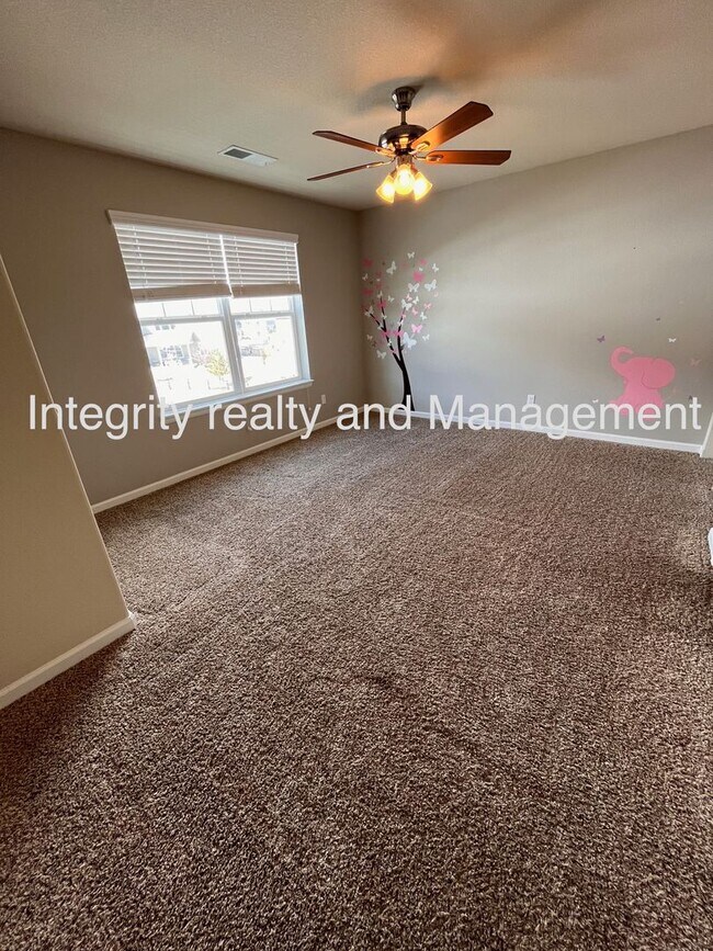 Building Photo - 4 Bed/3 Bath, 3,550 Sqft -1057 Clear Sky W...