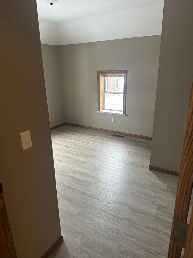 Building Photo - 118 N Wisconsin St